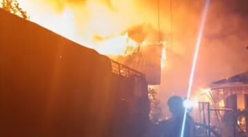 Petugas Pemadam Kesetrum Saat Padamkan Kebakaran di Pontianak, Tiga Rumah Ludes Terbakar