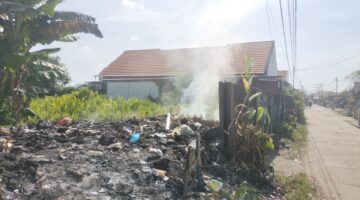 Warga Bakar Sampah, Hingga Lapor Bupati Sujiwo